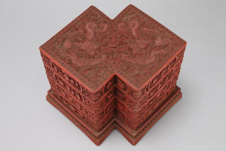 剔红云龙纹开光博古纹方胜式三层套盒
