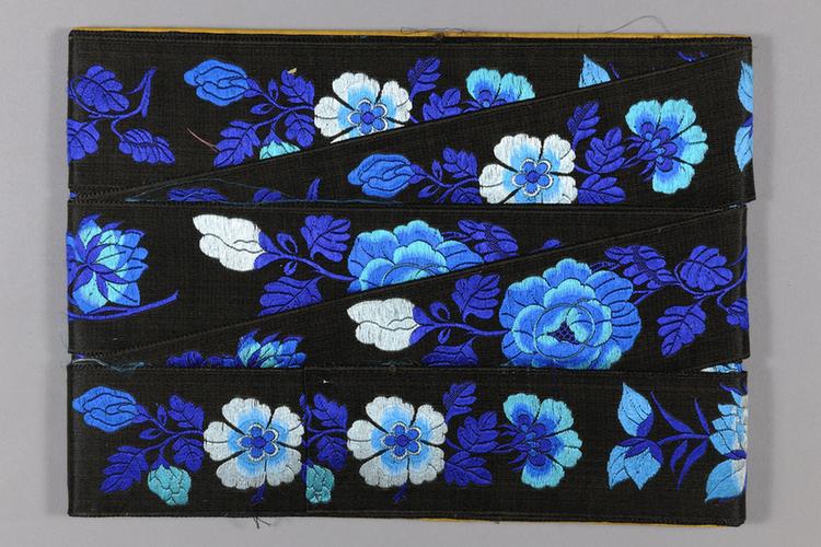 元青色缎地三蓝月季牡丹纹绦