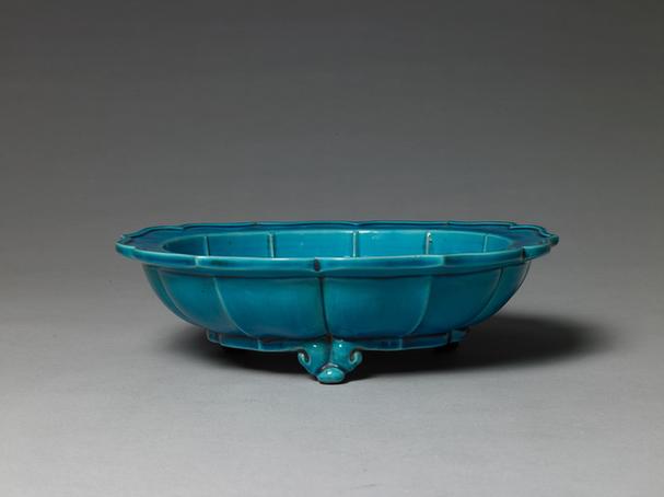 孔雀绿釉葵花式三足花盆托