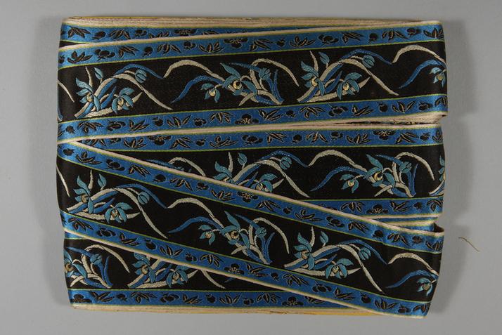 元青色缎地织金三蓝兰花纹绦