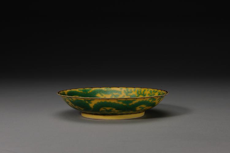 道光款黄地绿彩云龙纹碟