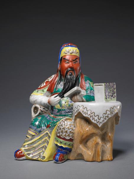 五彩瓷关羽坐像