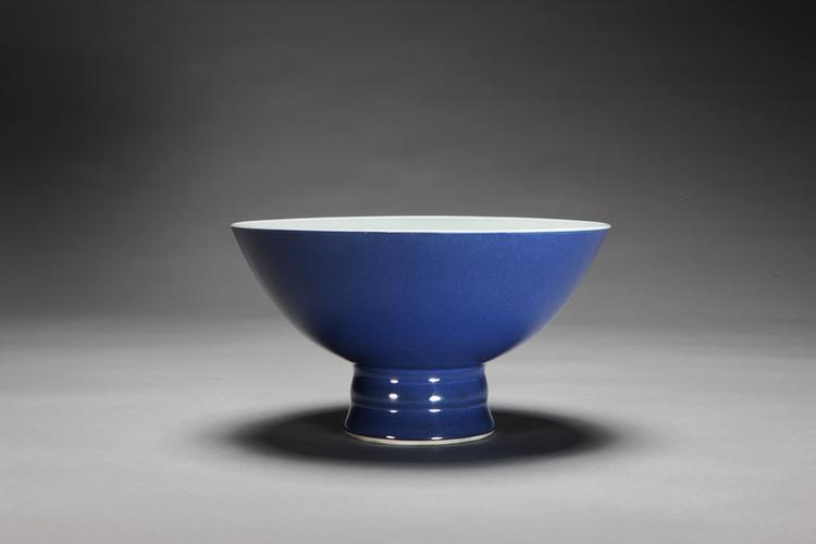 雍正款祭蓝釉白里高足碗