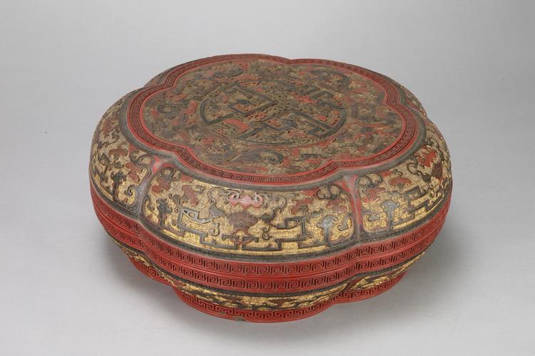 描金彩漆龙凤福庆纹梅花式盒