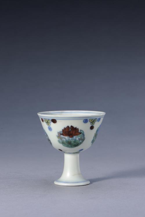 成化款斗彩团莲纹高足杯