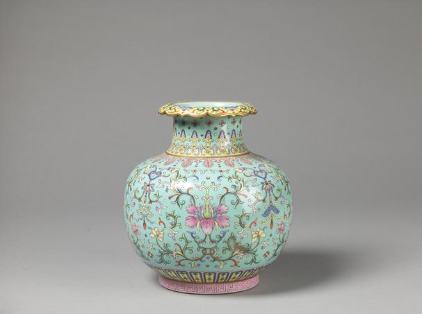 乾隆款绿地粉彩花卉纹石榴尊