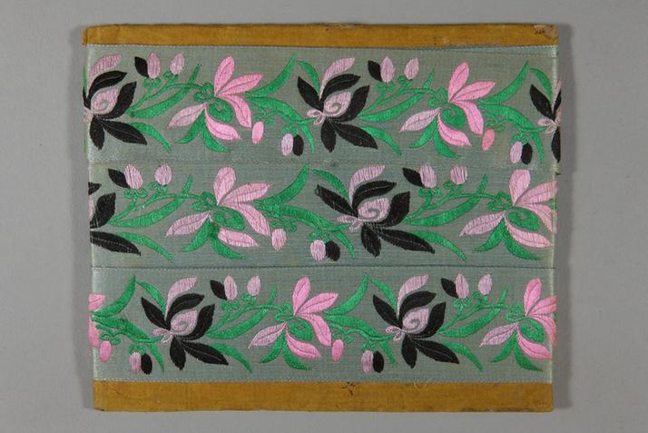 湖色缎地淡彩串枝兰花纹绦