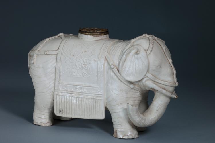 彭城窑仿定白釉象式花插