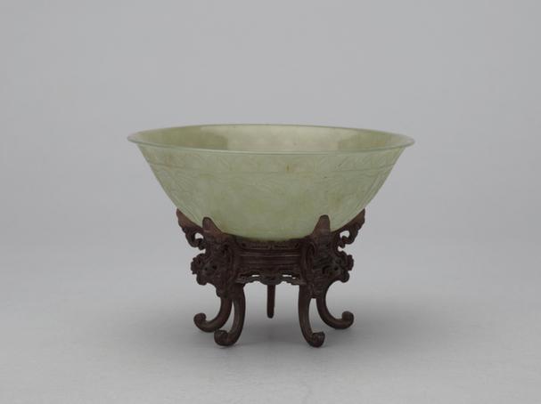 痕都斯坦青玉缠枝莲纹碗