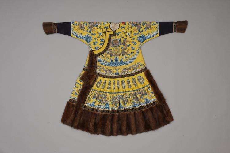 明黄色缂丝三蓝云金龙纹青白肷皮男朝袍