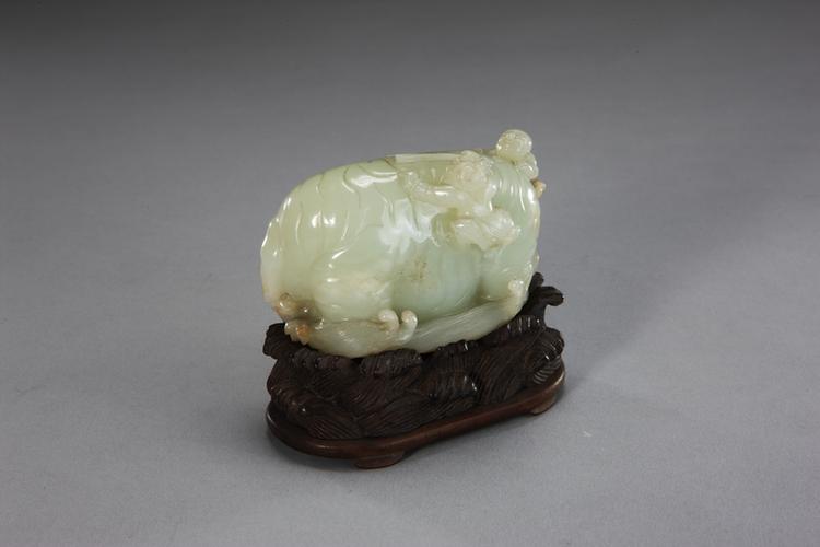 青玉浮雕双童带水座立象