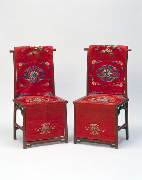 红色缎绣五蝠捧寿暗八仙纹椅帔