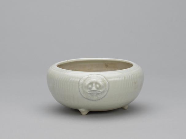 白釉刻水波纹兽耳三足炉