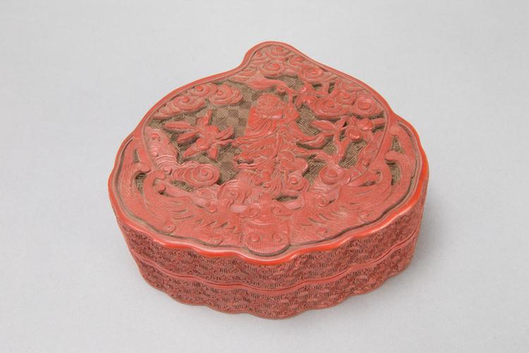 剔红八仙图桃式盒