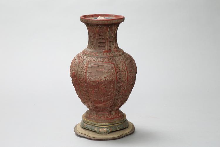 剔红缠枝莲纹开光山水人物图海棠式瓶