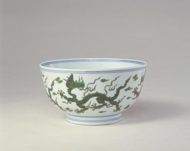 康熙款白地暗海水绿彩云龙纹碗