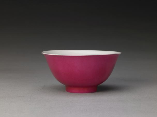 雍正款里白釉暗划云龙纹外胭脂水釉碗