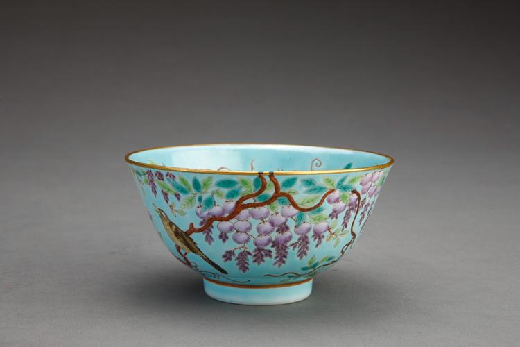 绿地粉彩藤萝花鸟图碗