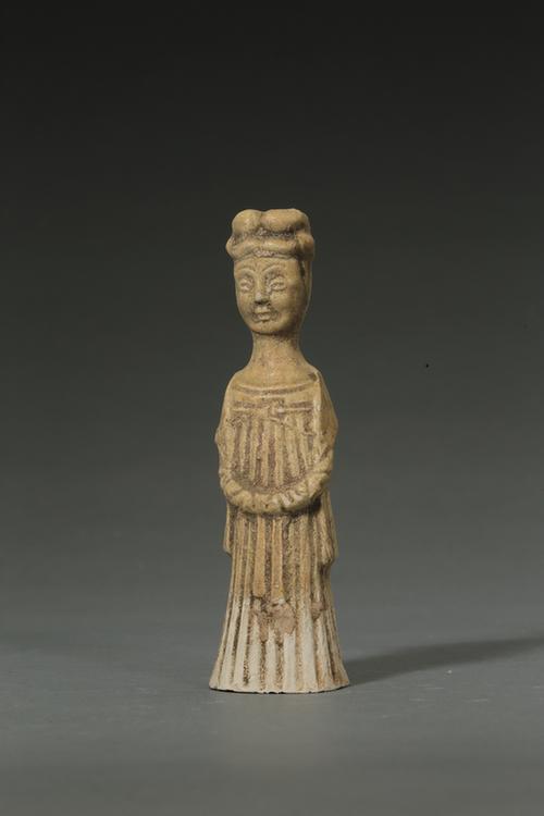 陶黄釉拱手女立俑