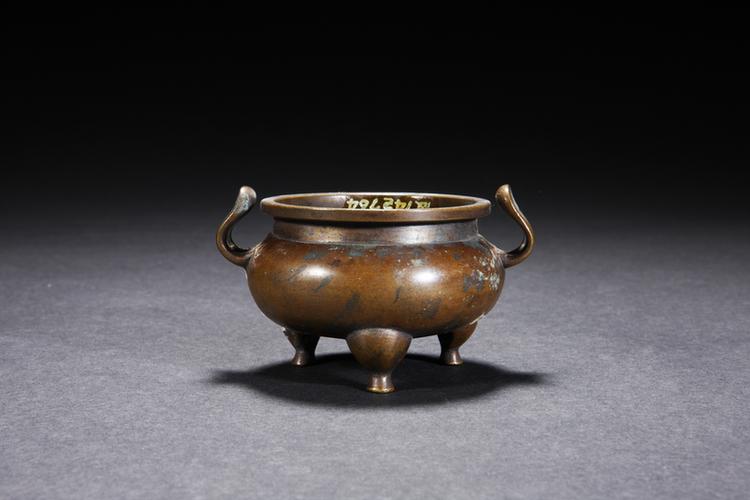 宣德款铜朝冠耳三足炉