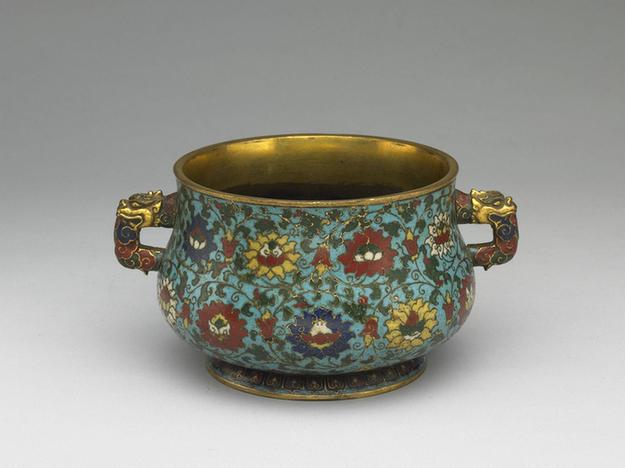 掐丝珐瑯番莲纹龙耳炉