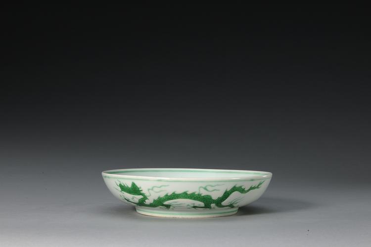 弘治款白地暗刻海水绿彩云龙纹盘