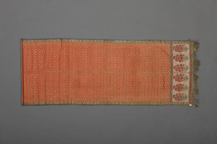 杏黄色地四角叶纹回回锦