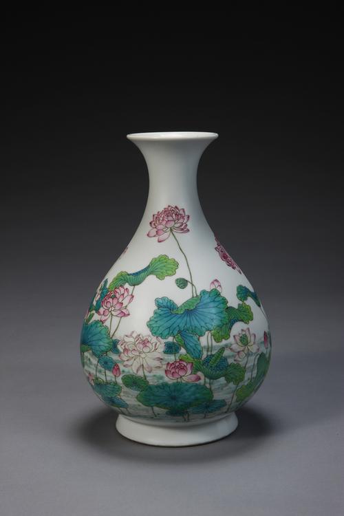 雍正款粉彩荷莲纹玉壶春瓶