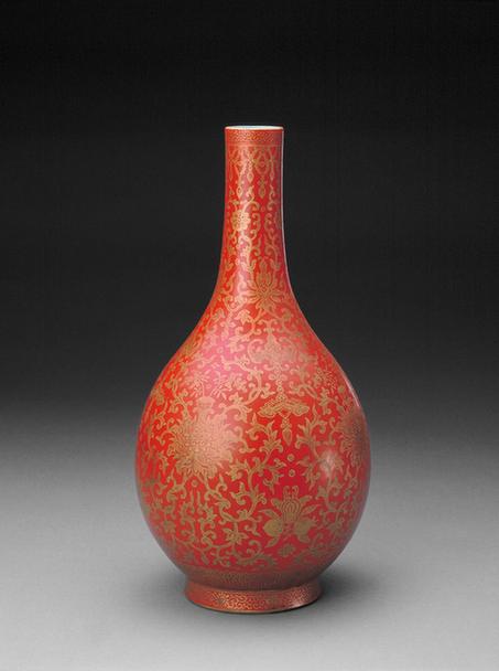 嘉庆款红地描金缠枝莲桃蝠纹胆瓶