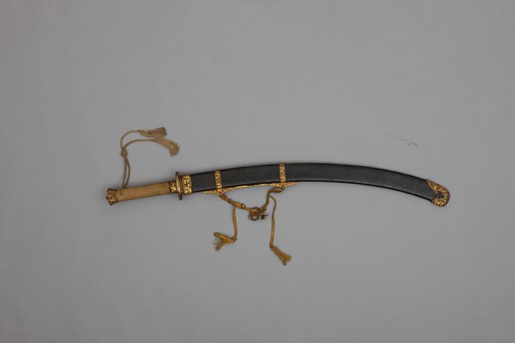 铁柄黑漆皮鞘腰刀