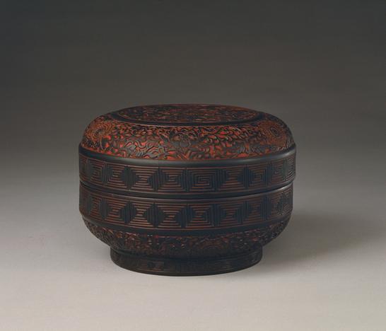 剔黑花卉纹圆盒