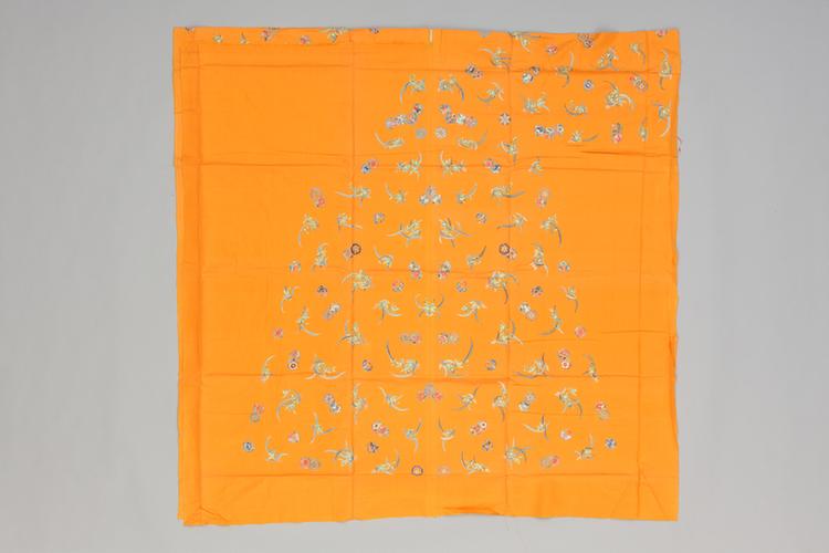 杏黄色绸绣三元兰花纹袍料