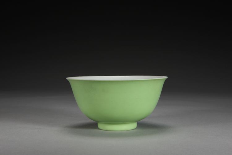 雍正款葱绿釉白里碗