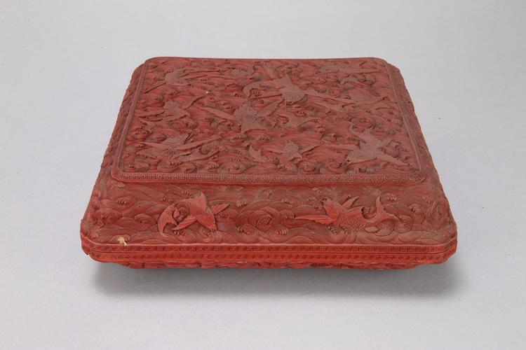 剔红海水飞鱼纹四方委角盒