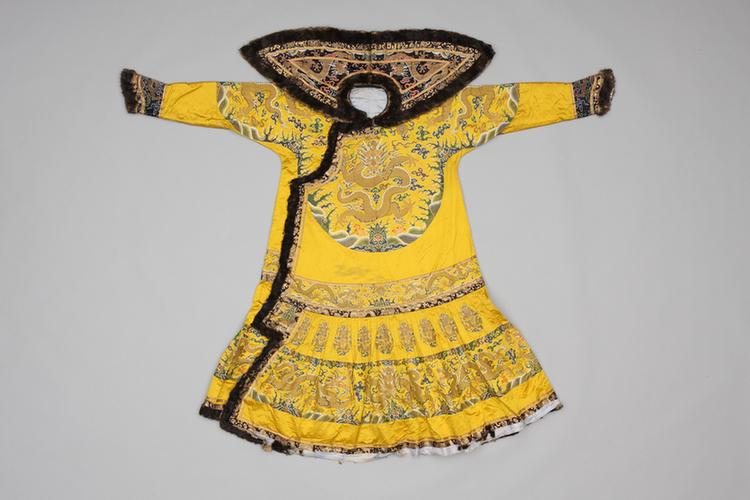 明黄色彩云金龙纹妆花缎男皮朝袍