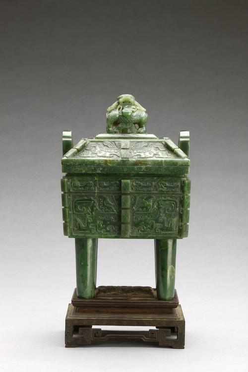 碧玉兽面纹朝天耳出戟带盖炉