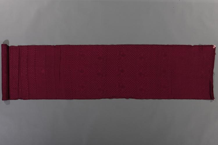 绛紫色牡丹十字纹花绸