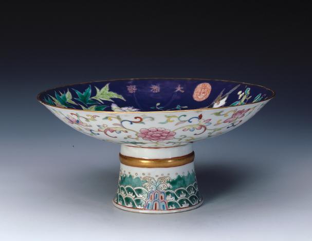 大雅斋款藕荷地粉彩花卉纹高足盘