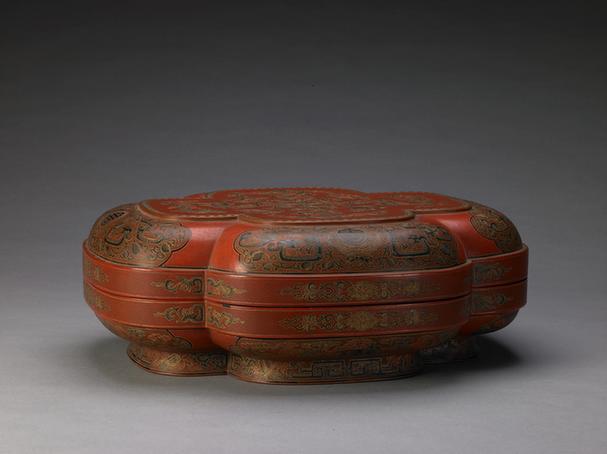 乾隆款戗金彩漆暗八仙纹海棠式盒