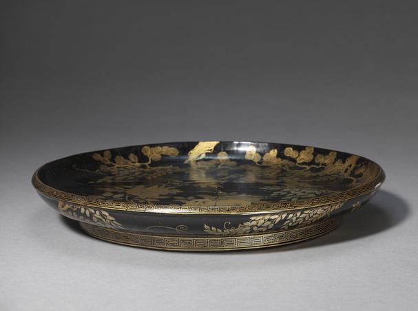 黑漆描金藤萝纹圆盘