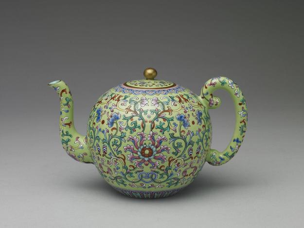 乾隆 绿地粉彩番莲茶壶