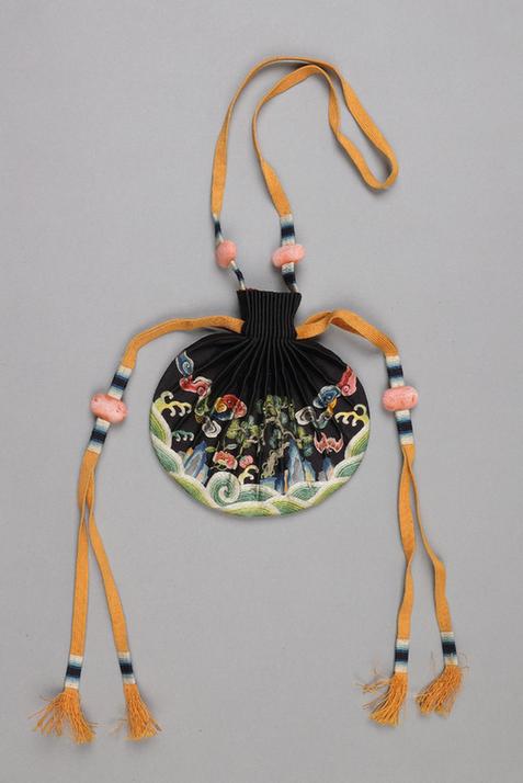 红青色缎绣云蝠松树纹椭圆荷包