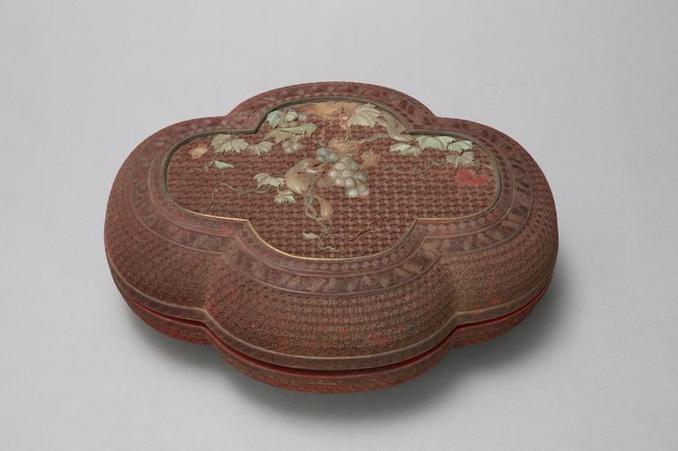 剔红锦纹嵌玉石松鼠葡萄纹海棠式盒