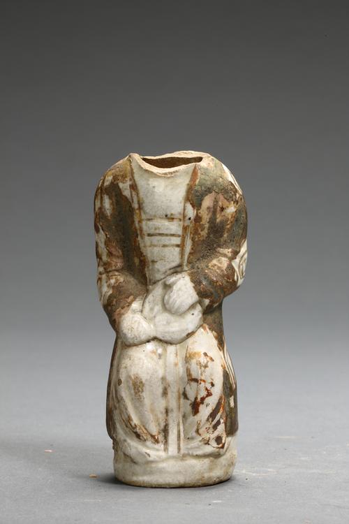 白釉加彩瓷女坐像