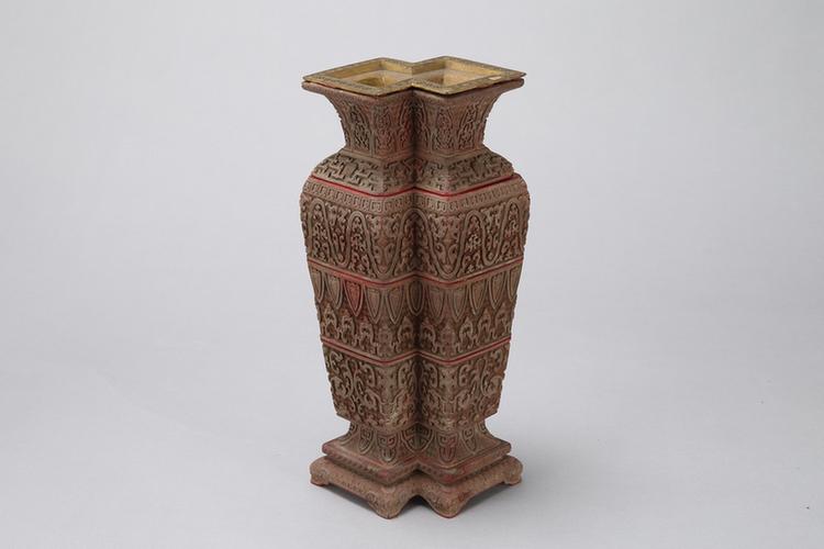 剔红夔龙蕉叶纹带座方胜式四层花插