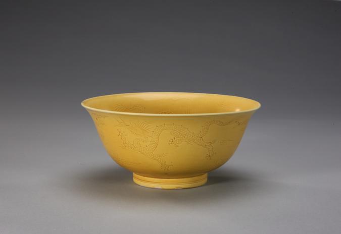 成化款黄釉里凸花外暗云龙纹碗