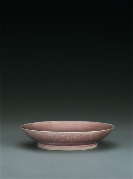 康熙款茄皮紫暗石榴花纹盘