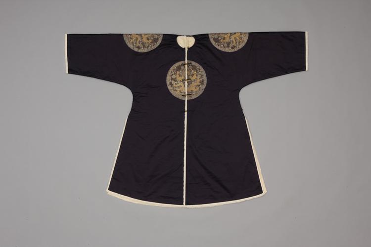 石青色缎平金绣四团云龙纹银鼠皮衮服