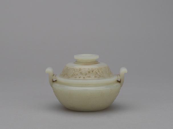 白玉三事-兽面透雕勾莲纹朝冠耳盖炉