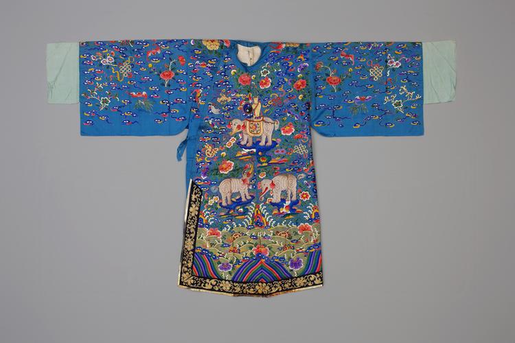 品月色缎绣彩云蝠折枝花银太平有象纹男蟒